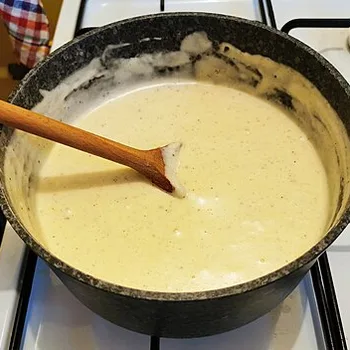 معكرونة بصلصة البشاميل واللحم