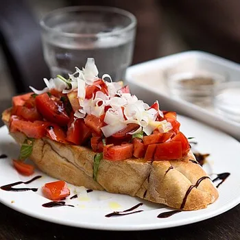 Bruschetta met tomaat en basilicum