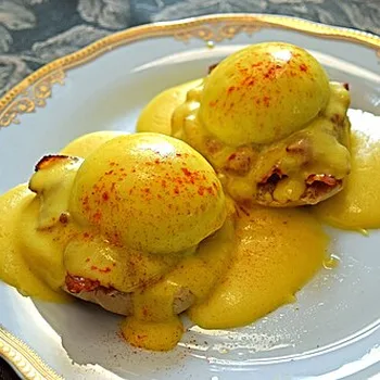 Classic French Hollandaise Sauce