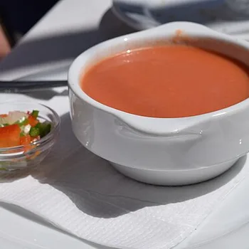 شوربة الغازباتشو الأندلسية الباردة المنعشة