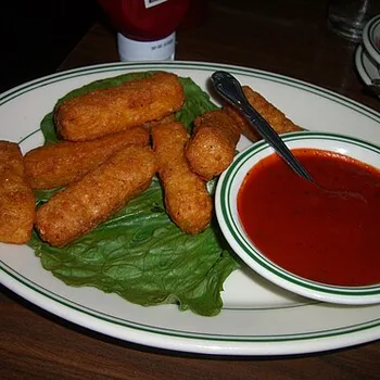 Crispy Fried Mozzarella Sticks with Marinara