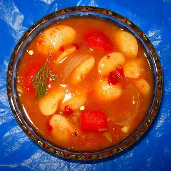 شوربة فاصولادا اليونانية بالفاصوليا البيضاء وزيت الزيتون