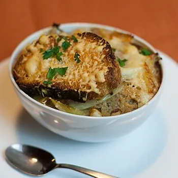 Franse uiensoep gegratineerd