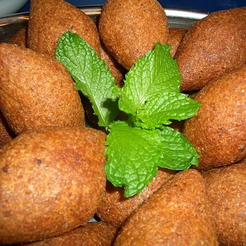 كبة لبنية مطبوخة بمرق اللبن والنعناع اليابس والثوم