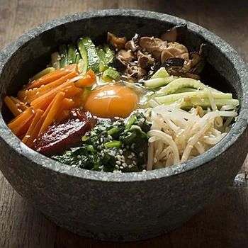 بيبيمباب أرز كوري باللحم والبيض والخضار المخمرة وصلصة غوتشوجانغ