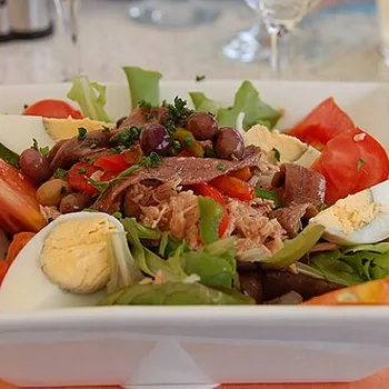 Salade Niçoise with Tuna & Eggs