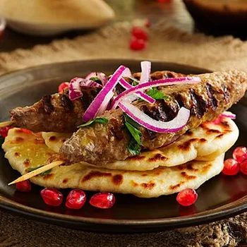 أدنة كباب حار مفروم على السيخ بالفلفل