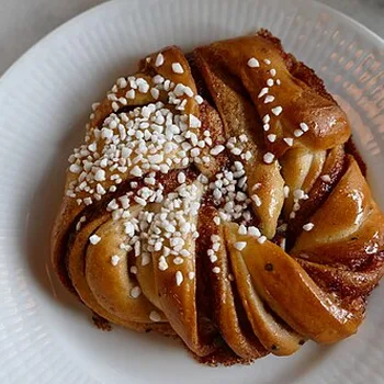Swedish Cardamom Cinnamon Bun (Kanelbulle)