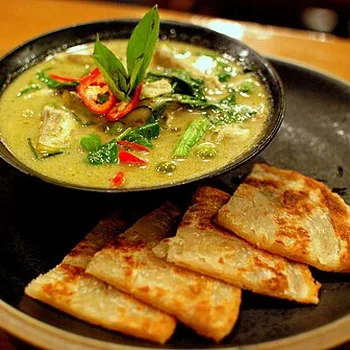 Thaise groene curry met kokosmelk en aubergine