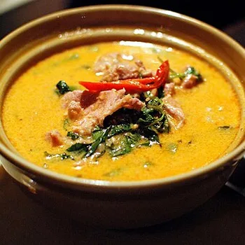 Thaise rode curry met bamboescheuten en kokosmelk