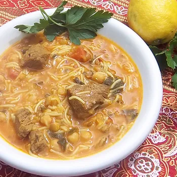 حريرة مغربية أصيلة بالحمص والعدس والكرفس والطماطم