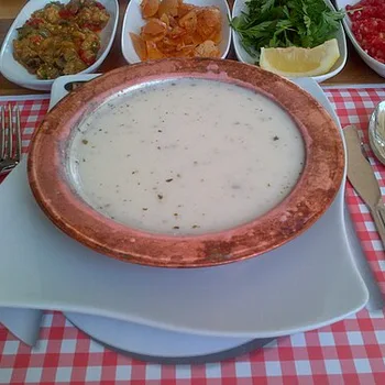 شوربة يايلا التركية باللبن الزبادي والنعناع والأرز